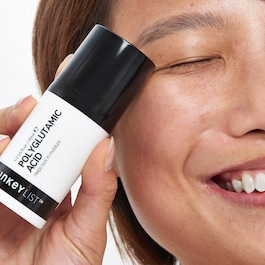 Fugtgivende serum med polyglutaminsyre