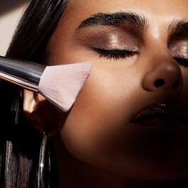 Cheek-Hugging Bronzer - Brush 190