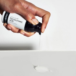 Fugtgivende serum med polyglutaminsyre