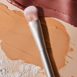 Skin2Skin Everything Brush - Multitasking powder and cream brush 
